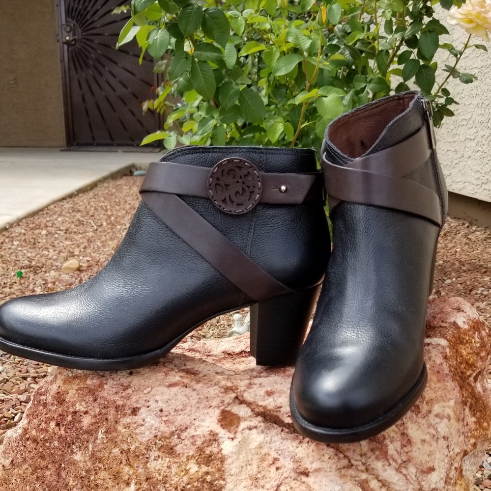 NWOT Brighton Boots